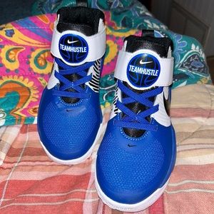 Nike Unisex-Child Team Hustle D 9 (Ps) Sneaker